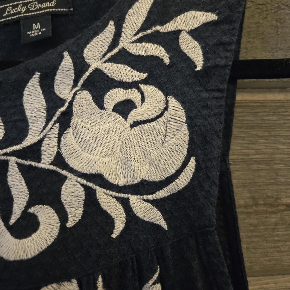 Lucky Brand Navy Embroidered Tank Medium - Picture 3 of 9